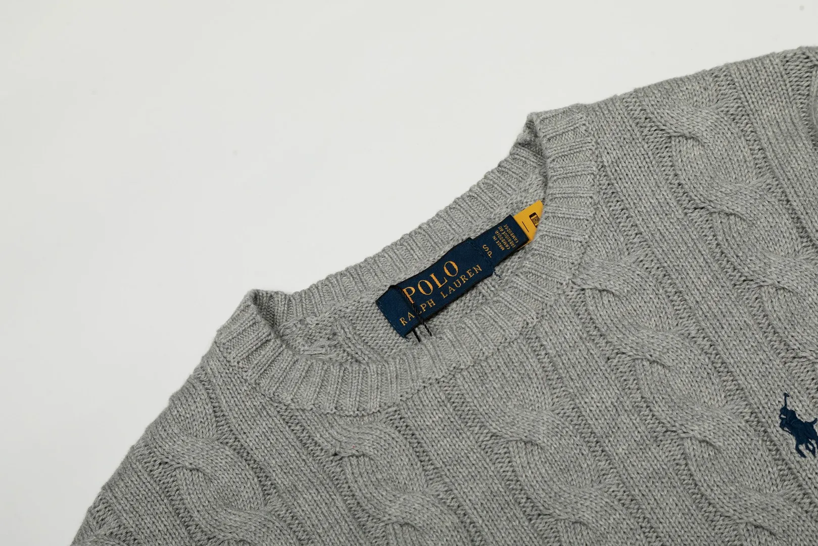 P220 Top quality" Style number: DS012# (not off the shelves all year round) [Ralph Lauren round neck solid color pony embroidered logo twist knitted sweater] ✅Ralph Lauren Ralph Lauren classic basic versatile unisex knitted pullover round neck sweater ✅Main supplier platform live broadcast Wholesale entity Replenish when out of stock Not off the shelf ✅ZP quality 1:1 version Scan the code to enter the GF website Counter quality ✅Detailed quality is the only one in Guangzhou Imported quality cotton yarn, focusing on high-end, cost-effective, good quality needless to say ✅The version is restored to the original order, the maximum size can be worn up to 190 pounds, loose, comfortable and stress-free ✅The upper body is simple and easy to match, ootd must-have style, good-looking clothes are never picky, a must-have in couples' wardrobes.